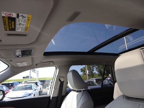 Certified 2025 Toyota Grand Highlander FWD image 9