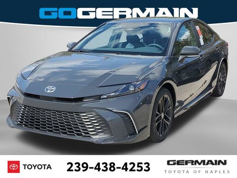 Used 2025 Toyota Camry SE FWD image 1