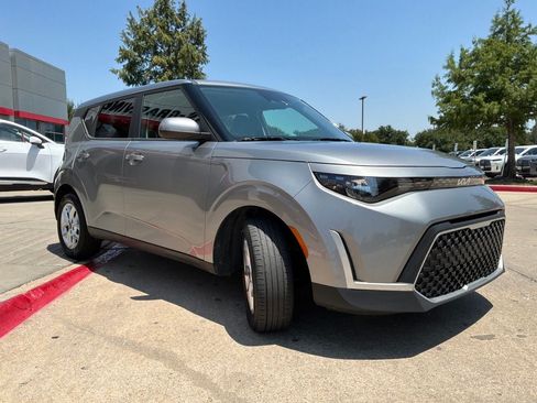 Used 2025 Kia Soul LX w/ LX Technology Package FWD image 4