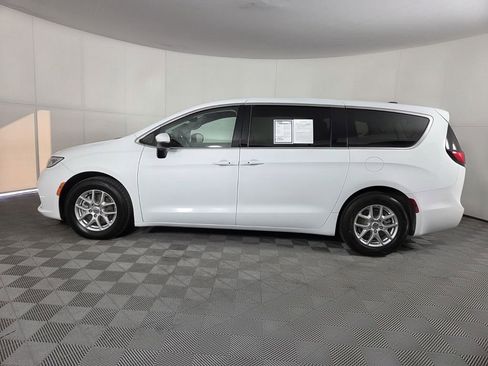 Certified 2023 Chrysler Pacifica Touring-L image 36