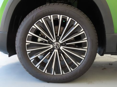 New 2025 Volkswagen Taos SE image 27