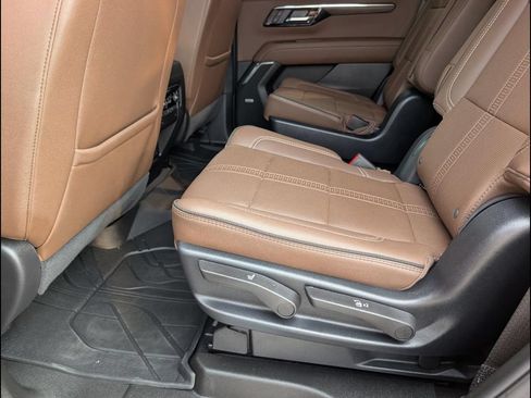 Used 2025 Chevrolet Tahoe High Country AWD/4WD image 13