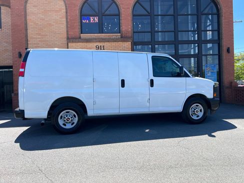 Used 2017 GMC Savana 2500 RWD image 13