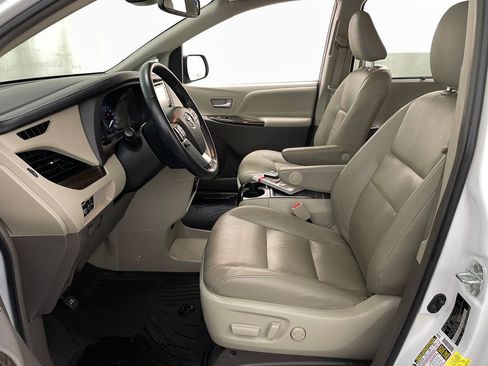 Used 2018 Toyota Sienna XLE Premium AWD/4WD image 10