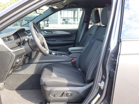 New 2025 Jeep Grand Cherokee Laredo w/ Luxury Tech Group I image 13