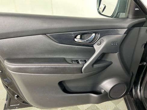 Used 2019 Nissan Rogue SL AWD/4WD image 11
