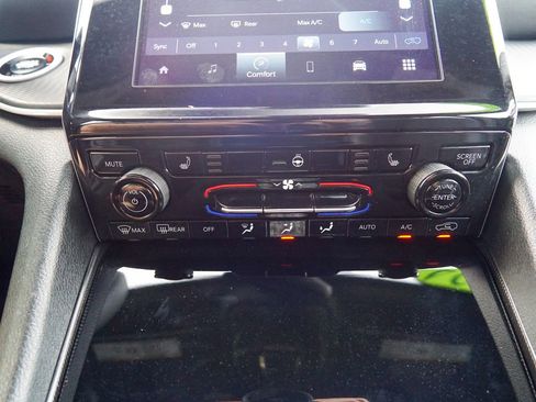 Used 2024 Jeep Grand Cherokee Altitude image 27