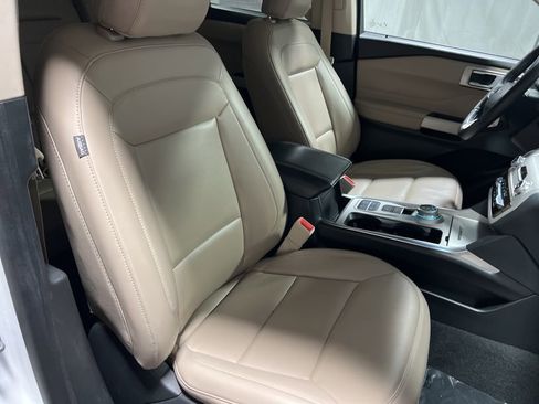 Used 2024 Ford Explorer XLT w/ Equipment Group 202A image 9