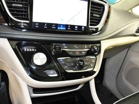 Used 2023 Chrysler Pacifica Limited FWD image 30