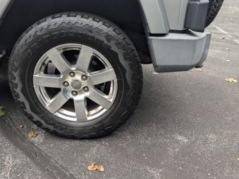 Used 2014 Jeep Wrangler Unlimited Sahara w/ Connectivity Group image 10