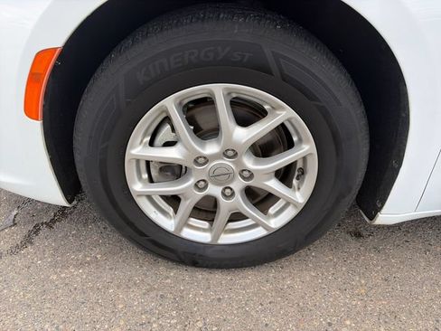 Used 2024 Chrysler Pacifica Touring-L FWD image 12