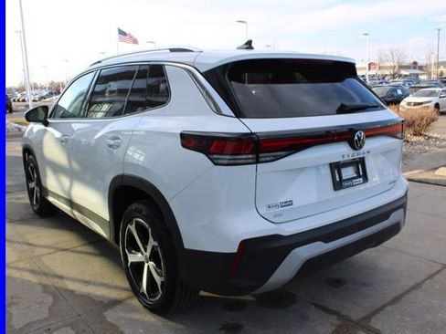 Used 2025 Volkswagen Tiguan SE image 4