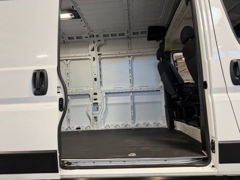 Used 2024 RAM ProMaster 2500 w/ Convenience Group FWD image 27