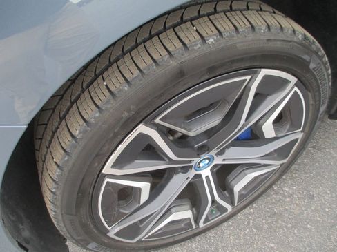 Used 2022 BMW iX xDrive50 w/ Premium Package image 12