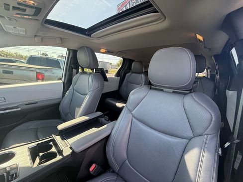 Used 2025 Toyota Sienna LE w/ LE Plus Package image 14