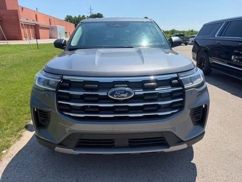 Used 2025 Ford Explorer Active AWD/4WD image 2