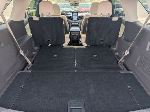 Used 2020 Ford Explorer Platinum w/ Premium Technology Package AWD/4WD image 19
