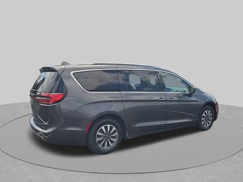 Used 2021 Chrysler Pacifica Touring-L FWD image 9