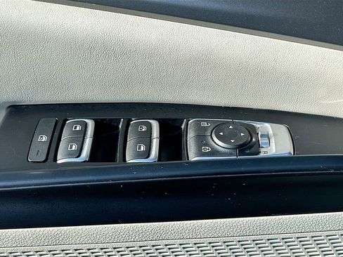Used 2024 Kia Carnival LX FWD image 17