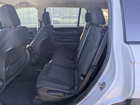 Used 2023 Jeep Grand Cherokee L Laredo image 14