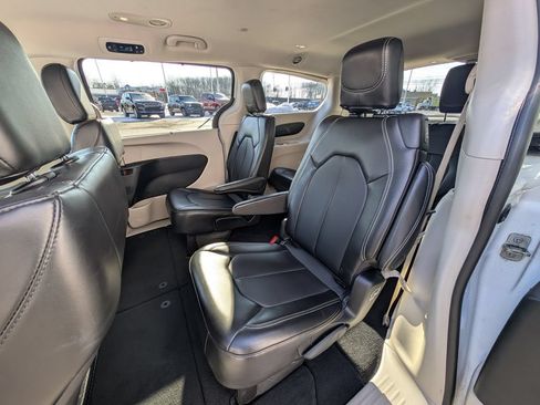 Used 2024 Chrysler Pacifica Touring-L FWD image 19
