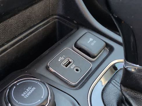 Used 2021 Jeep Cherokee Latitude Plus AWD/4WD image 28