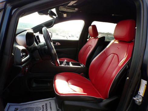 Used 2021 Chrysler Pacifica Limited w/ Uconnect Theater Family Group image 16