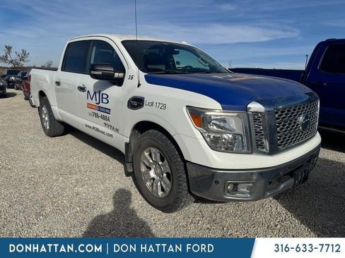 Used 2017 Nissan Titan SV image 4