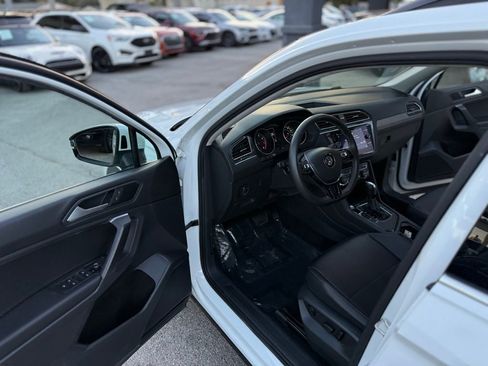 Used 2021 Volkswagen Tiguan SE w/ Panoramic Sunroof Package image 24