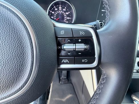 Used 2024 Kia Carnival LX image 14