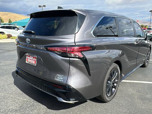 Used 2021 Toyota Sienna XSE image 3