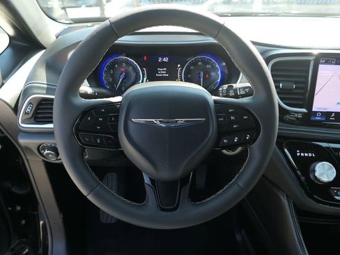 Used 2025 Chrysler Pacifica Limited FWD image 18