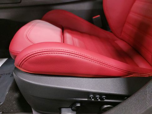 New 2025 Alfa Romeo Giulia w/ Veloce Package AWD image 31