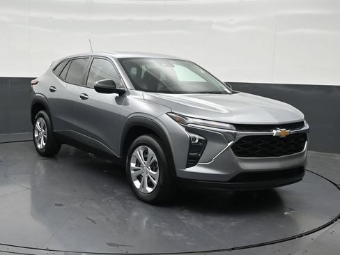 Used 2024 Chevrolet Trax LS w/ Driver Confidence Package FWD image 8