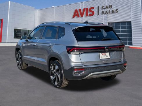 Used 2025 Volkswagen Taos SE image 9