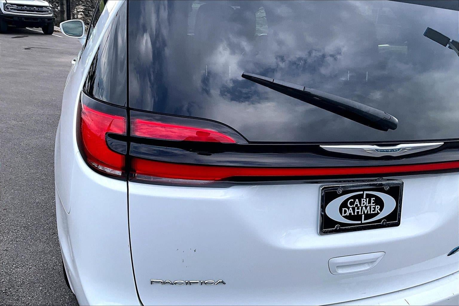 Used 2021 Chrysler Pacifica Limited w/ Uconnect Theater Family Group FWD image 26