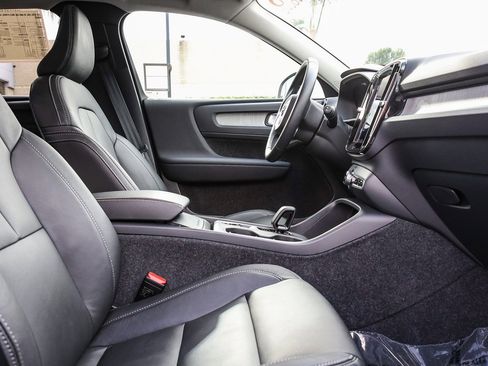 New 2025 Volvo XC40 B5 Core w/ Climate Package image 16