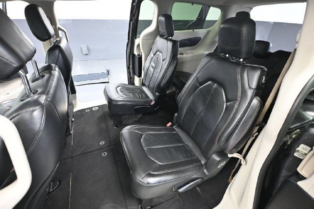 Used 2020 Chrysler Pacifica Touring-L FWD image 27