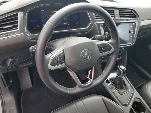 Used 2023 Volkswagen Tiguan SE w/ Panoramic Sunroof Package image 17
