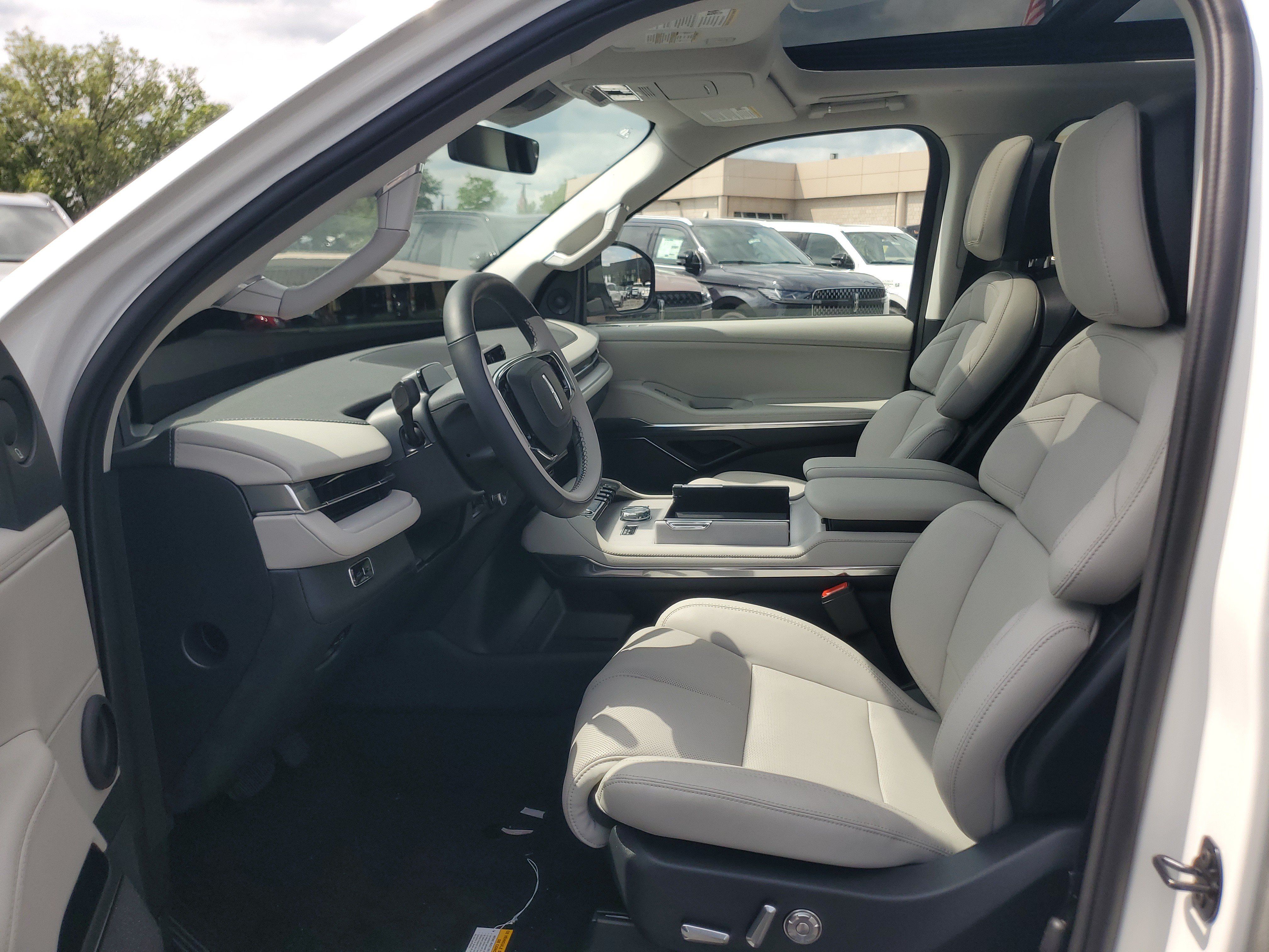 New 2026 Lincoln Navigator Reserve w/ Jet Appearance Package AWD/4WD image 12