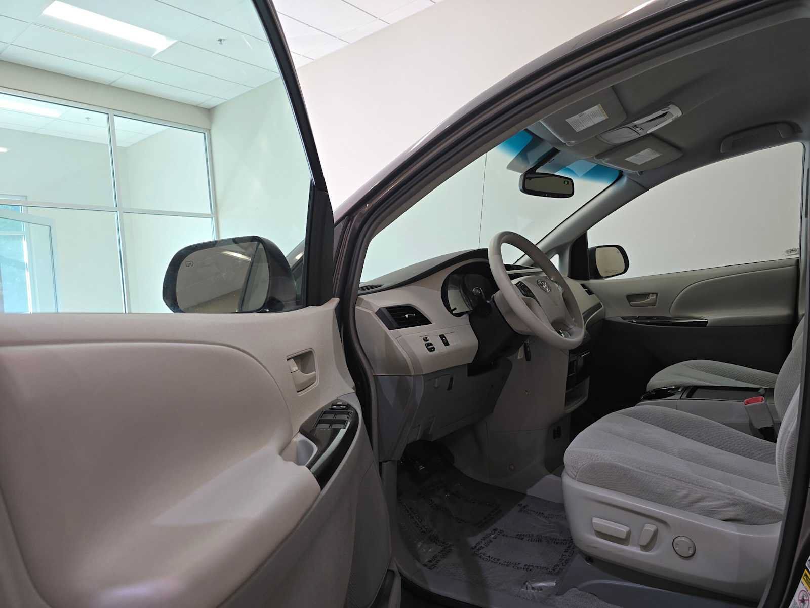 Used 2011 Toyota Sienna LE w/ Towing Pkg FWD image 21