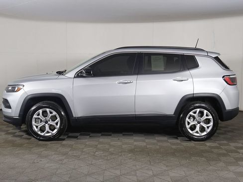 Used 2025 Jeep Compass Latitude AWD/4WD image 16