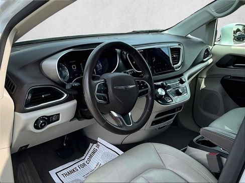 Used 2018 Chrysler Pacifica Touring-L Plus image 14
