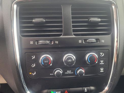 Used 2019 Dodge Grand Caravan SE w/ UConnect Hands-Free Group image 18