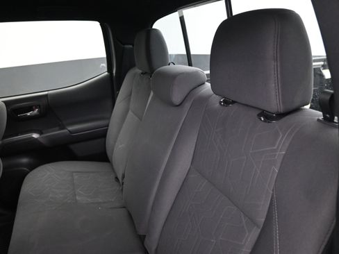 Used 2017 Toyota Tacoma TRD Sport image 19