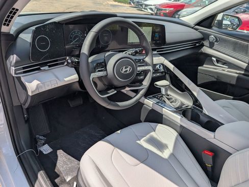 Used 2025 Hyundai Elantra Limited image 7