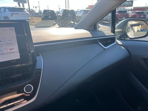 Used 2025 Toyota Corolla LE image 29