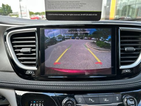 Used 2023 Chrysler Pacifica Touring-L AWD/4WD image 35