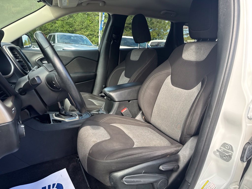 Used 2018 Jeep Cherokee Latitude w/ Cold Weather Group FWD image 9