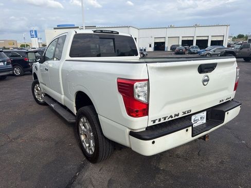 Used 2017 Nissan Titan SV image 5